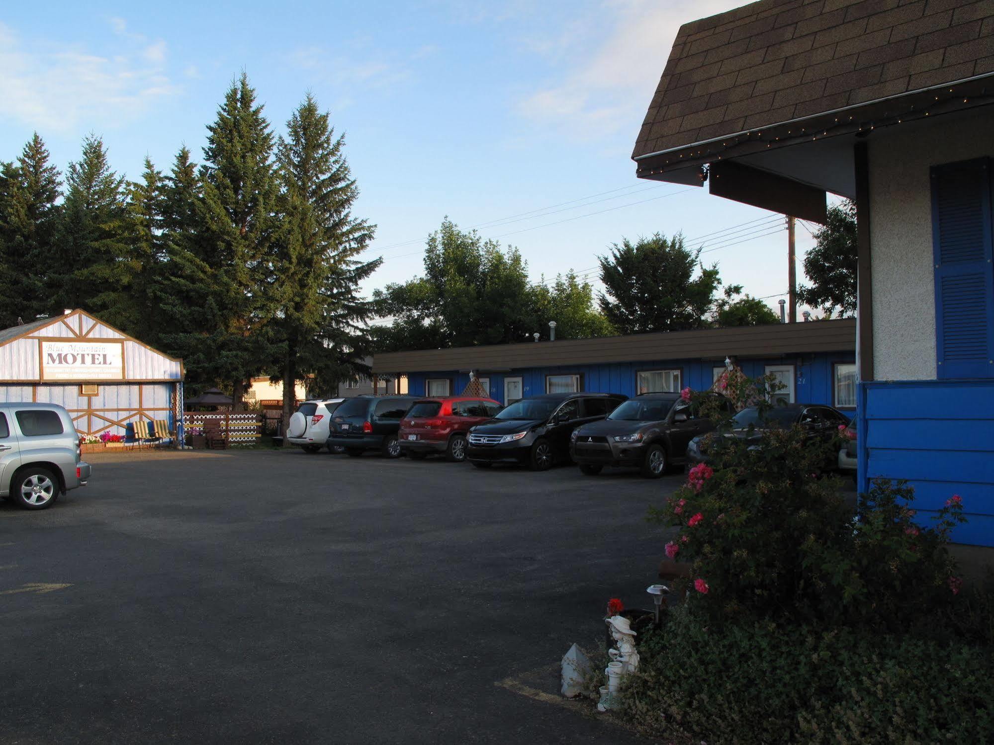 Blue Mountain Motel Pincher Creek Exterior foto