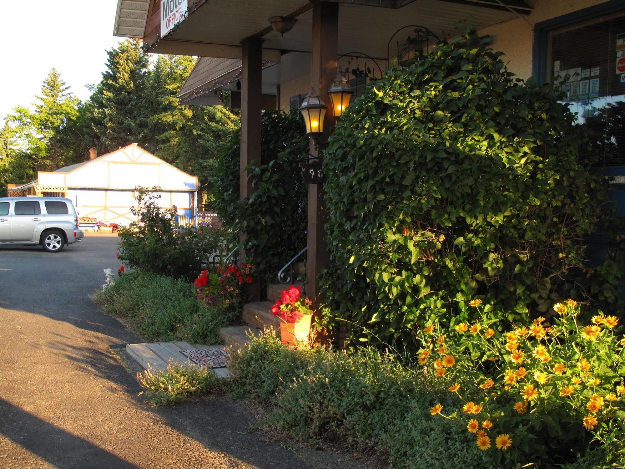 Blue Mountain Motel Pincher Creek Exterior foto